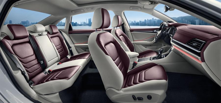 Интерьер Volkswagen Sagitar 280 TSI 2019 года  (фото 5 из 26)